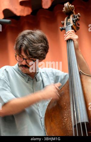 Bergen, Norwegen. Mai 2025. Die norwegische Jazzband Amalie Dahls Dafnie gibt ein Live-Konzert während des norwegischen Jazzfestivals Nutshell 2025 in Bergen. Hier ist Bassist Nicolas Leirtro live auf der Bühne zu sehen. Stockfoto