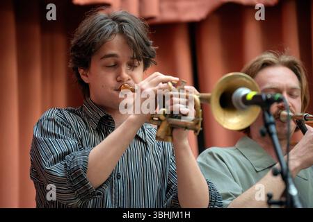 Bergen, Norwegen. Mai 2025. Die norwegische Jazzband Amalie Dahls Dafnie gibt ein Live-Konzert während des norwegischen Jazzfestivals Nutshell 2025 in Bergen. Hier ist der Musiker Oscar Andreas Haug live auf der Bühne zu sehen. Stockfoto