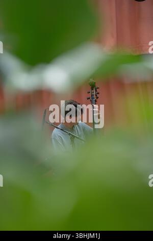 Bergen, Norwegen. Mai 2025. Die norwegische Jazzband Amalie Dahls Dafnie gibt ein Live-Konzert während des norwegischen Jazzfestivals Nutshell 2025 in Bergen. Hier ist Bassist Nicolas Leirtro live auf der Bühne zu sehen. Stockfoto