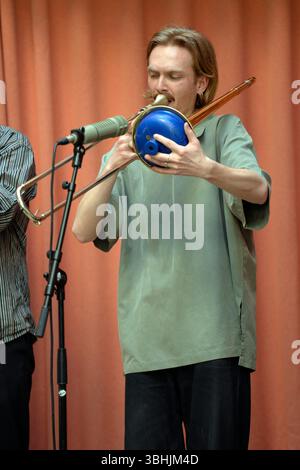 Bergen, Norwegen. Mai 2025. Die norwegische Jazzband Amalie Dahls Dafnie gibt ein Live-Konzert während des norwegischen Jazzfestivals Nutshell 2025 in Bergen. Hier wird der Musiker Jorgen Bjelkerud live auf der Bühne gesehen. Stockfoto