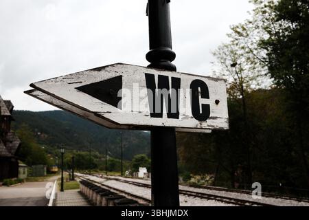 Nahaufnahme eines rustikalen WC-Schildes an einem Bahnhofsstützpunkt in Mokra Gora, Serbien. Stockfoto