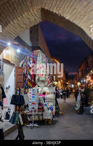 27. Dezember 2025 - Marrakesch, Marokko - Eine Straßenszene in einem Markt und Souk oder Marrakesch Stockfoto