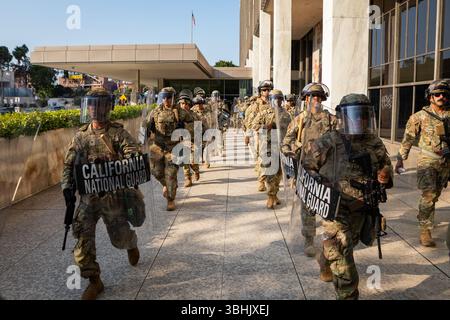 Soldaten des 1. Bataillons, 185. Infanterieregiment, 79. Infanterie-Brigade-Kampfteams in Titel 10 schützen ein Bundesgebäude in Los Angeles, Kalifornien, 9. Juni 2025. Etwa 2.000 Nationalgarde-Kräfte unterstützen den Schutz von Bundespersonal und Bundeseigentum im Großraum Los Angeles. (Foto des Verteidigungsministeriums von Kapitän Alex Werden) Stockfoto