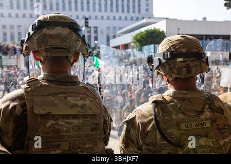 Soldaten des 1. Bataillons, 185. Infanterieregiment, 79. Infanterie-Brigade-Kampfteams in einem Titel 10 Status A Los Angeles Federal Building und Bundespersonal in Los Angeles, Kalifornien, 9. Juni 2025. Etwa 2.000 Nationalgarde-Kräfte unterstützen den Schutz von Bundespersonal und Bundeseigentum im Großraum Los Angeles. (Foto des Verteidigungsministeriums von Kapitän Alex Werden) Stockfoto