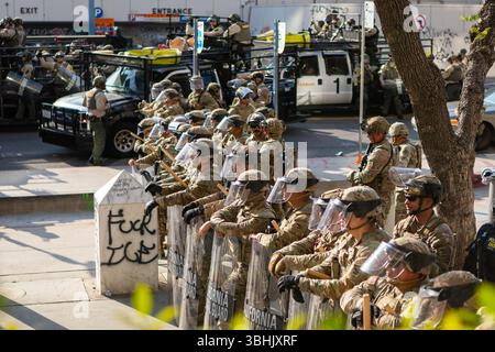 Soldaten des 1. Bataillons, 185. Infanterieregiment, 79. Infanterie-Brigade-Kampfteams in Titel 10 schützen ein Bundesgebäude in Los Angeles, Kalifornien, 9. Juni 2025. Etwa 2.000 Nationalgarde-Kräfte unterstützen den Schutz von Bundespersonal und Bundeseigentum im Großraum Los Angeles. (Foto des Verteidigungsministeriums von Kapitän Alex Werden) Stockfoto