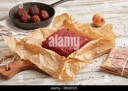 Pflanzliche Hackfleischalternative aus Soja-, Linsen- oder Erbsenprotein – geeignet für vegane und vegetarische Küche Stockfoto