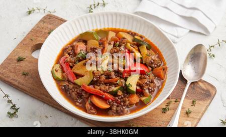 Linseneintopf. Ein herzhafter Linseneintopf mit Gemüse und Gewürzen – ein wohlschmeckendes Gericht auf Pflanzenbasis, perfekt zum Mittag- oder Abendessen. Stockfoto
