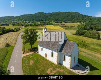 Aus der Vogelperspektive der St. Andreas-Kapelle in Kamešnica, Kontinentalkroatien Stockfoto