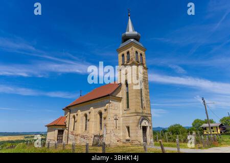 Luftaufnahme der Katharinenkapelle in den Feldern in der Nähe von Erdovec, Nordkroatien Stockfoto