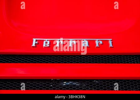 Vilnius, Litauen - 31-05-2025 - Abzeichen, Emblem eines roten Vintage-Ferrari Stockfoto