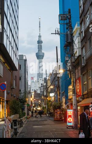 Lokale Straße mit dem Skytree im Hintergrund in Asakusa Tokio Japan Stockfoto