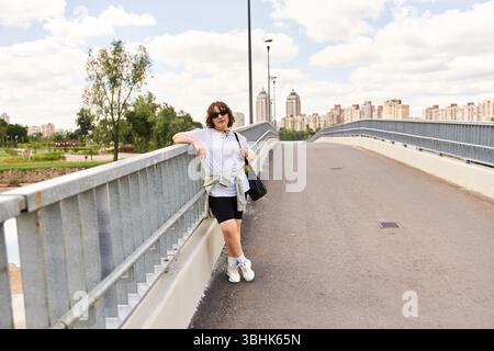 Die junge Frau genießt ein lebhaftes Workout im Freien in einem urbanen Park. Stockfoto