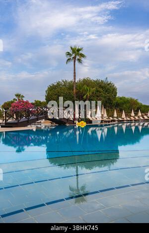 Luxury Resort Pool mit Holzbrücke und Palme auf Zypern Stockfoto