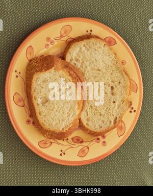 Zwei Scheiben Sauerteigbrot auf einem Brot und einem besseren Teller! Stockfoto