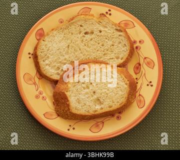 Zwei Scheiben Sauerteigbrot auf einem Brot und einem besseren Teller! Stockfoto