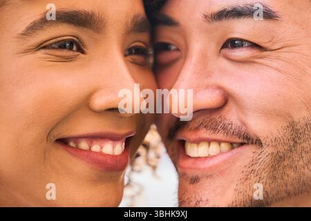 Nahaufnahme eines glücklichen, multirassischen Paares, das lächelt und Zuneigung zeigt und Liebe und Vielfalt feiert Stockfoto