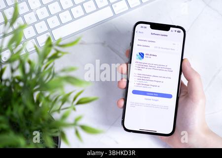 Poznan, Polen – 10. Juni 2025: Detaillierte Nahaufnahme eines schlanken Smartphones mit dem neuen iOS 26 Beta-Software-Update, das innovativ betont Stockfoto