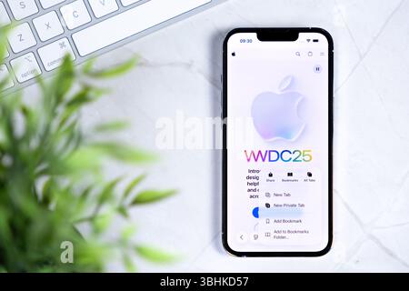 Posen, Polen – 10. Juni 2025: Modernes Apple iPhone mit der NEUEN iOS 26-Schnittstelle mit Flüssigglas-Design-Konzept in einer Hypothese vorgestellt Stockfoto