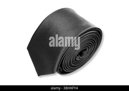 Eine schwarze Krawatte, die auf weißem Hintergrund gerollt ist Stockfoto
