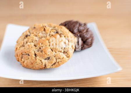 UK. Hausgemachte New Yorker Hafer- und Rosinenkekse. Es sind große Kekse mit einer knusprigen äußeren Kruste und weicher Mitte. Stockfoto