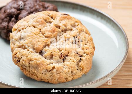 UK. Hausgemachte New Yorker Hafer- und Rosinenkekse. Es sind große Kekse mit einer knusprigen äußeren Kruste und weicher Mitte. Stockfoto