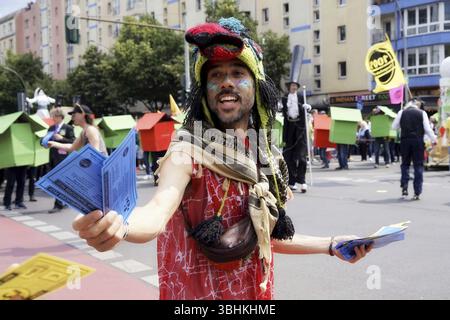 Karneval der Kulturen, Parade von der Frankfurter Allee / Ecke Proskauer Straße zur Karl-Marx-Allee / Ecke Berolinastraße, Berlin, 8. Juni 2025 Stockfoto