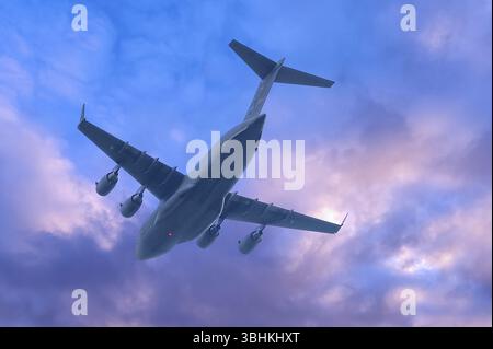 Boing C-17, strategisches militärisches Transportflugzeug der US Air Force, bewölkter Himmel, Bayern, Deutschland, Europa Stockfoto