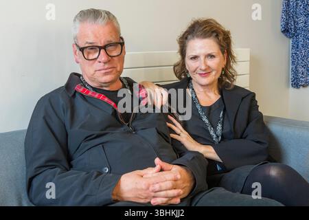 Der Filmkritiker Mark Kermode und seine Frau Linda Ruth Williams besuchten das Shetland-Drehbuch-Festival, um das Kino mit dem Publikum auf den Inseln zu feiern. Stockfoto