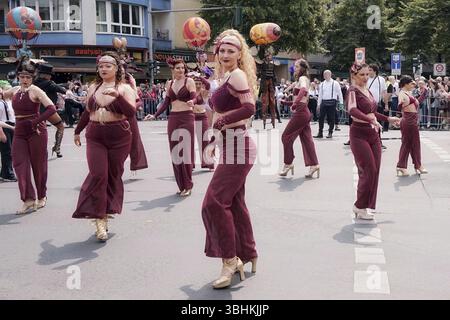 Karneval der Kulturen, Parade von der Frankfurter Allee / Ecke Proskauer Straße zur Karl-Marx-Allee / Ecke Berolinastraße, Berlin, 8. Juni 2025 Stockfoto