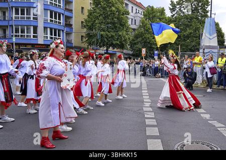 Karneval der Kulturen, Parade von der Frankfurter Allee / Ecke Proskauer Straße zur Karl-Marx-Allee / Ecke Berolinastraße, Berlin, 8. Juni 2025 Stockfoto