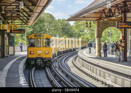 Hochbahn, U-Bahnhof, Schlesisches Tor, Kreuzberg, Friedrichshain-Kreuzberg, Berlin, Deutschland, Europa Stockfoto