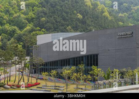 Muju, Südkorea. Mai 2019: Außenansicht des National Taekwondo Museums und der umliegenden Landschaft Stockfoto