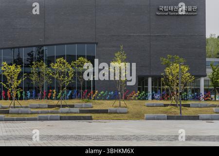 Muju, Südkorea. Mai 2019: Außenansicht von Bäumen und Rädern vor dem National Taekwondo Museum Stockfoto