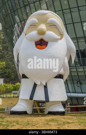 Muju, Südkorea. 1. Mai 2019: Statue des Taekwondowon Maskottchens Baek Woon Dosa in Uniform mit schwarzem Gürtel vor der Wettkampfarena Stockfoto