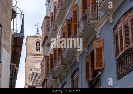 Bezauberndes blaues Gebäude mit Holzfenstern und Balkon in klassischer europäischer Stadt Stockfoto