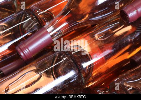 Nahaufnahme von Rosé-Schaumflaschen, die in einem mobilen Drahtkäfig gelagert werden und in einer automatisierten Etikettiermaschine von Chiltern Valley Wines warten. Stockfoto