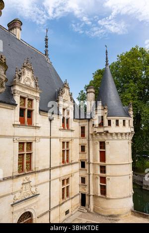 Im Azay le Rideau befindet sich die Renaissance-château Fassade mit Türmen, verzierten Fenstern und Mauerwerk mit üppigen Bäumen. Stockfoto