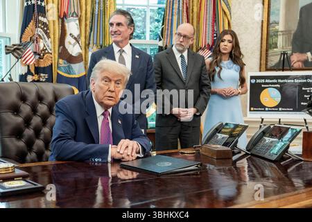 Washington, Usa. Juni 2025. US-Präsident Donald Trump spricht am Dienstag, den 10. Juni 2025, im Oval Office im Weißen Haus in Washington, DC. Foto: Ken Cedeno/UPI Credit: UPI/Alamy Live News Stockfoto