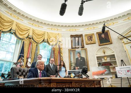Washington, Usa. Juni 2025. US-Präsident Donald Trump spricht am Dienstag, den 10. Juni 2025, im Oval Office im Weißen Haus in Washington, DC. Foto: Ken Cedeno/Pool/ABACAPRESS.COM Credit: Abaca Press/Alamy Live News Stockfoto
