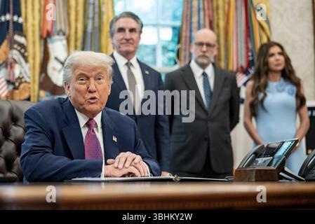 Washington, Usa. Juni 2025. US-Präsident Donald Trump spricht am Dienstag, den 10. Juni 2025, im Oval Office im Weißen Haus in Washington, DC. Foto: Ken Cedeno/Pool/ABACAPRESS.COM Credit: Abaca Press/Alamy Live News Stockfoto