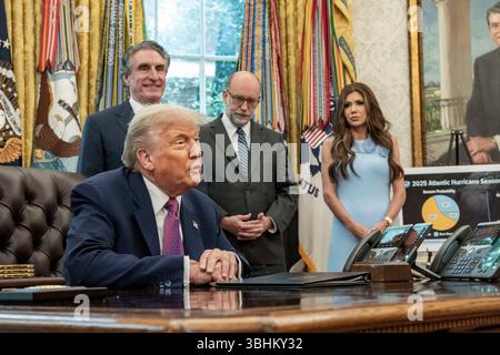 Washington, Usa. Juni 2025. US-Präsident Donald Trump spricht am Dienstag, den 10. Juni 2025, im Oval Office im Weißen Haus in Washington, DC. Foto: Ken Cedeno/Pool/ABACAPRESS.COM Credit: Abaca Press/Alamy Live News Stockfoto