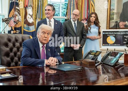 Washington, Usa. Juni 2025. US-Präsident Donald Trump spricht am Dienstag, den 10. Juni 2025, im Oval Office im Weißen Haus in Washington, DC. Foto: Ken Cedeno/Pool/ABACAPRESS.COM Credit: Abaca Press/Alamy Live News Stockfoto