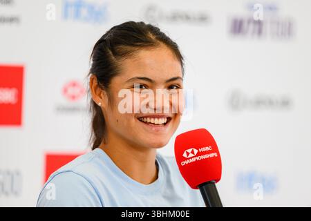 LONDON, VEREINIGTES KÖNIGREICH, 10. Juni: Emma Raducanu (GBR) wurde von den Medien interviewt, nachdem sie am 2. Tag der HSBC-Meisterschaft 2025 im Queen's Club am Dienstag, 10. Juni 2025 in LONDON, VEREINIGTES KÖNIGREICH, die Frauen-Singles gegen Cristina Bucsa (Spanien) gewonnen hatte. Quelle: Taka Wu/Alamy Live News Stockfoto