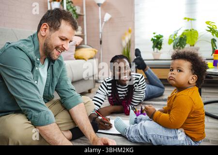 Glückliche Familie, die zu Hause kreative Zeit genießen kann Stockfoto