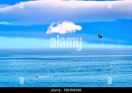 Para Segeln im Mittelmeer vor Malaga Benalmadena vor tiefblauem Himmel und Zigarrenwolken Stockfoto