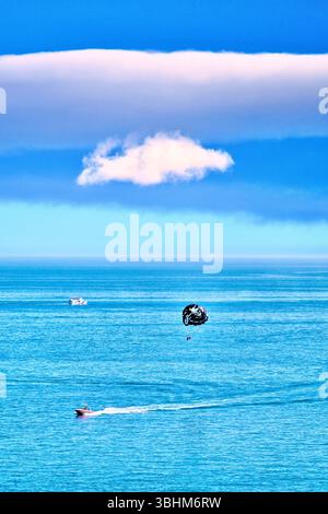Para Segeln im Mittelmeer vor Malaga Benalmadena vor tiefblauem Himmel und Zigarrenwolken Stockfoto