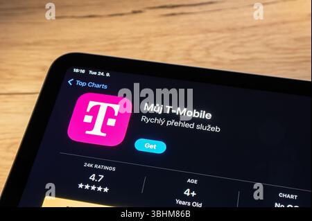 OSTRAVA, TSCHECHIEN – 24. SEPTEMBER 2024: Apple App Store mit Muj T-Mobile Mobile App des Telekommunikationsbetreibers Stockfoto