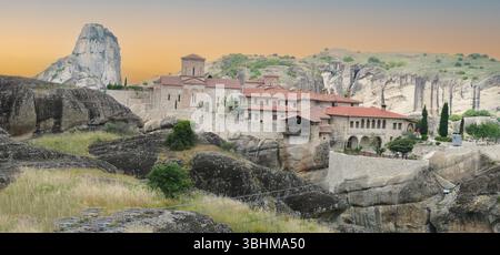 METERORA, GFEECE - 11. MAI 2025 - Historisches Kloster auf Meteoras beeindruckenden Felsformationen in der Abenddämmerung Stockfoto