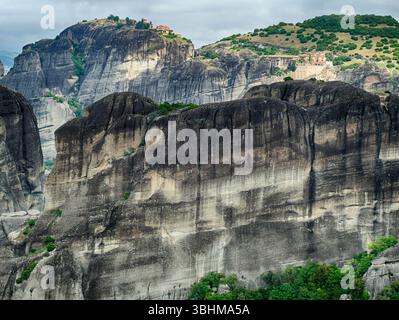 METERORA, GFEECE - 11. MAI 2025 - antike Klöster auf den majestätischen Kalksteinspitzen in der Meteora-Landschaft Stockfoto