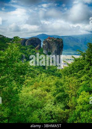 METERORA, GFEECE - 11. MAI 2025 - grüne Hänge umhüllen dramatische Felsformationen von Meteora, Griechenland, unter bewölktem Himmel und enthüllen atemberaubende La Stockfoto